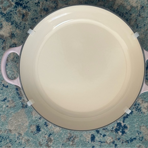 NWT beautiful 2.25qt 26cm petal braiser in Shallot. - Picture 4 of 11